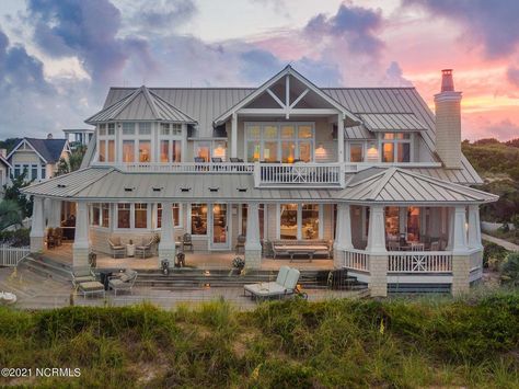 American Coastal House, Surburban Beach House, Beachside House Exterior, Fancy Beach House Exterior, Big Beach House Aesthetic, Bloxburg Costal House Exteriors Ideas, Summer Beach House Exterior, Dream Beach Houses Exterior, Costal House Exteriors