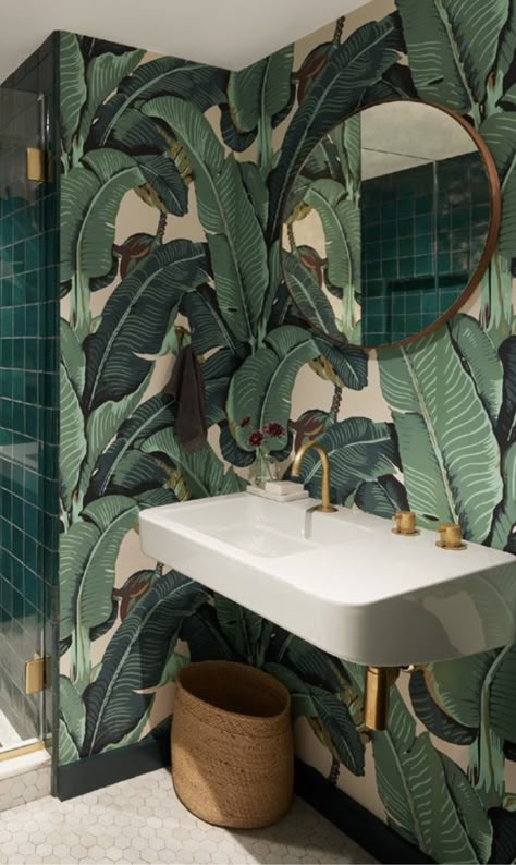 Jungle Bathroom, Colourful Bathroom, Tropical Bathroom, Bathroom Design Decor, Bathroom Inspiration Decor, Downstairs Bathroom, Green Bathroom, Bathroom Wallpaper, Bathroom Colors