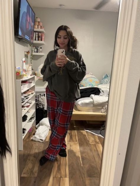 Lazy Latina Outfit, Comfy Outfits For When Your On Your Period, Latina Pj Outfit, Pjs Outfits Aesthetic, Pajamas Aesthetic Girl, Comfy Outfits Lazy Sweatpants, Pjs Outfits For School, Lazy Outfits Aesthetic, Lazy School Fits