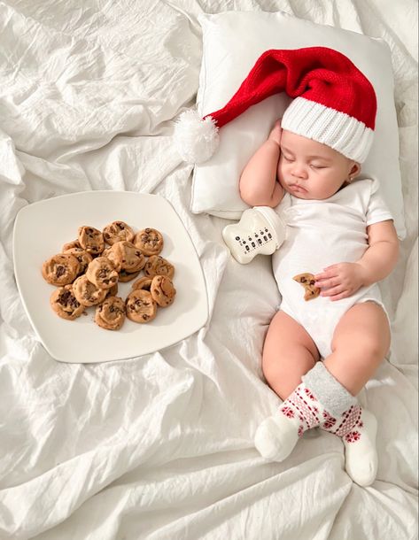 Baby Christmas Photoshoot, Newborn Christmas Pictures, 3 Month Old Baby Pictures, Baby Holiday Photos, Newborn Christmas Photos, Portable Playpen, Christmas Baby Pictures, Baby Milestones Pictures, Foto Newborn