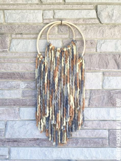 20 Yarn Wall Hanging Crafts | Page 4 of 4 | The Crafty Blog Stalker Diy Yarn Wall Hanging, Diy Wall Hanging Yarn, Boho Yarn, Pola Macrame, Yarn Hanging, Yarn Wall Art, Yarn Wall, Hoop Projects, Diy Yarn