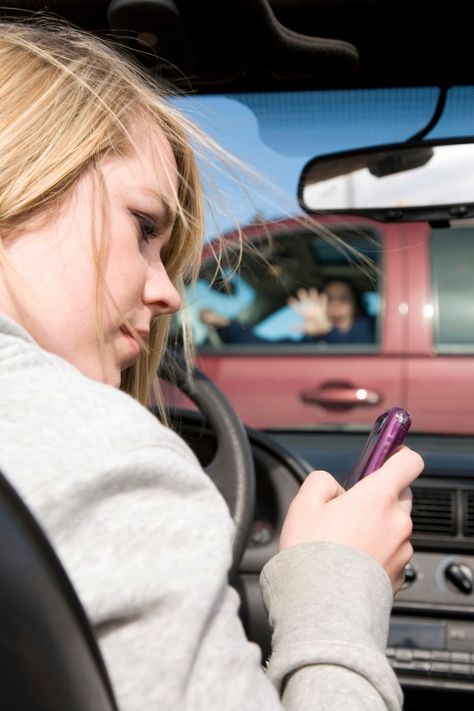 Dont Text And Drive, Texting While Driving, Using Phone, Driver Safety, Distracted Driving, Teen Driver, Driving Tips, Change Language, Driving Safety