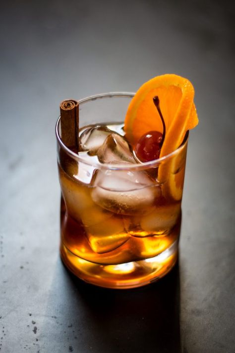 Drinks For Winter, Maple Old Fashioned, Bourbon Old Fashioned, Honey Bourbon, Old Fashioned Drink, Orange Syrup, Aromatic Bitters, Cocktails Recipes, Vegan Drinks