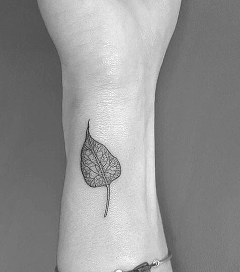 Bodhi Tattoo, Leaf Tattoo Design, Cool Tattoos For Women, Leaves Tattoo, Fern Tattoo, Autumn Tattoo, Leaf Tattoo, Wildflower Tattoo, Bodhi Leaf