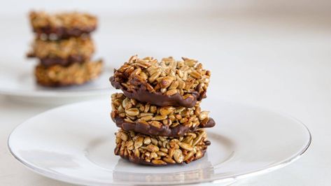 Sunflower Seed Chocolate Bites Cottage Cheese Pancakes Recipe, Banana Oatmeal Muffins Healthy, Granola Bar Recipe Healthy, Vegan Granola Bars, Homemade Granola Bars Healthy, Peanut Butter Oat Bars, Oat Bar Recipes, Vegan Patties, Homemade Granola Healthy