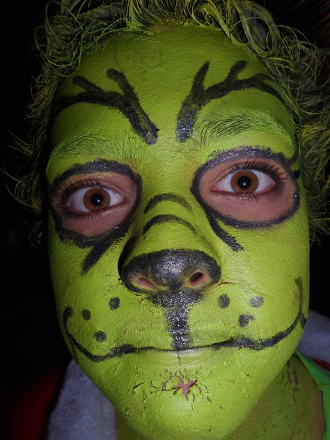 Grinch's Makeup Pre Shower Makeup Ideas Easy Funny, Wednesday Sleepover, Ugly Makeup Looks, Uwu Pictures, Goofy Makeup, Funny Face Paint Ideas, Funny Makeup Looks, Grinch Face Paint, Ugly Makeup