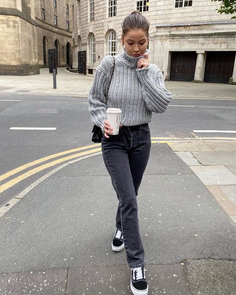 Gray Turtleneck Outfit, Grey Turtleneck Outfit, Naomi Genes, Ribbed Jeans, Outfits Simple, Turtleneck Outfit, University Outfit, Ribbed Turtleneck Sweater, Grey Knit Sweater