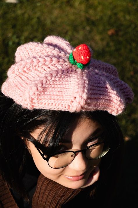 Strawberry Beret, Beret Crochet, Accessory Inspo, Crochet Beret, Knit Ideas, Cute Clothing, What To Make, Clothes Jewelry, Instagram Shop