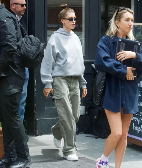 Hailey Bieber Joggers, Hailey Bieber Hoodie Outfit, Justin Bieber Now, New York May, Hailey Bieber Style, Classy Streetwear, Streets Of New York, Joggers Outfit, Fashion Victim