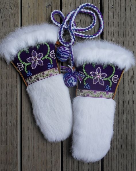 Beaded Mittens, Leather Mittens, Beaded Gloves, Moccasin Pattern, Indian Beadwork, Fur Mitten, Beaded Moccasins, Minnetonka Moccasins, Beadwork Designs