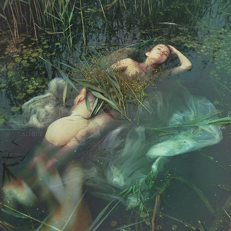 Ophelia by losesprit on DeviantArt John Everett Millais, Creation Photo, Water Nymphs, Video Photo, Growing Roses, Pre Raphaelite, Water Photography, Foto Art, Underwater Photography