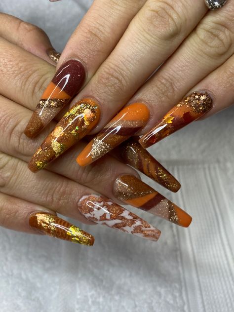 Fall Designs For Nails, Nails Fall Leaves, Orange Autumn Nails, Oct Nails, Autumn Acrylic Nails, Otoño Nails, Channel Nails, Orange Tips, Fall Leaves Nail Art