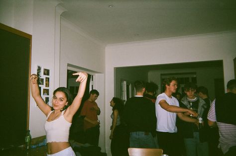 Teenager Party, Laura Bailey, Ashley Johnson, Film Pictures, Disposable Camera, Friend Goals, Trik Fotografi, Teenage Years, Teenage Dream