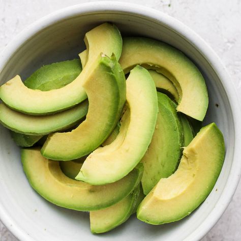 How to Freeze Avocados (3 easy steps!) - Fit Foodie Finds Avocado Cilantro Lime Dressing, Smothie Recipes, Green Smoothie Bowl Recipe, Homemade Guac, Mango Guacamole, Guac Recipe, Freeze Avocado, Green Breakfast Smoothie, Avocado Smoothie Recipe