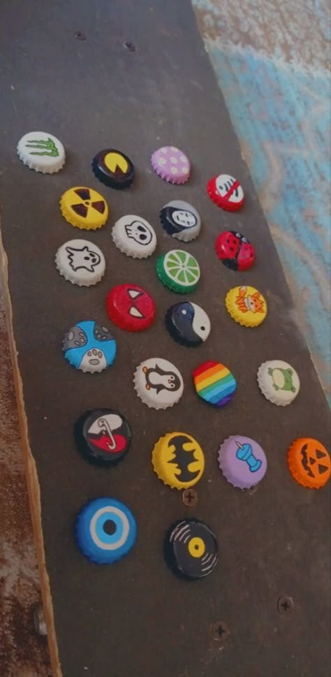 Bottle Cap Room Decor, Badge Painting Ideas, Bottle Cap Diy Projects, Cute Ideas For Gifts, Pin Bored Ideas, Fun Diy Clothes Ideas, Bottle Cap Painting Aesthetic, Diy Pins From Bottle Caps, Painted Bottle Cap Pins