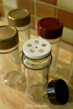 Empty Spice Bottles Ideas, Spice Jars Ideas Diy, Reuse Spice Jars, Plastic Lids Craft, Diy Spice Jars, Herb Jars, Reuse Containers, Baking Breads, Diy Recycled Projects