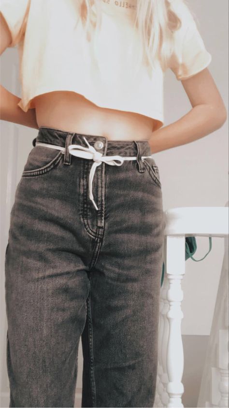 Cute mim jeans from topshop useing a white shoe lace as a belt 😘 Jeans With Shoe Lace Belt, Shoe Lace Belt, Shoelace Belt, Cute Mom Jeans, Belt Outfit, Lace Belt, White Shoe, Shoe Lace, White Shoes