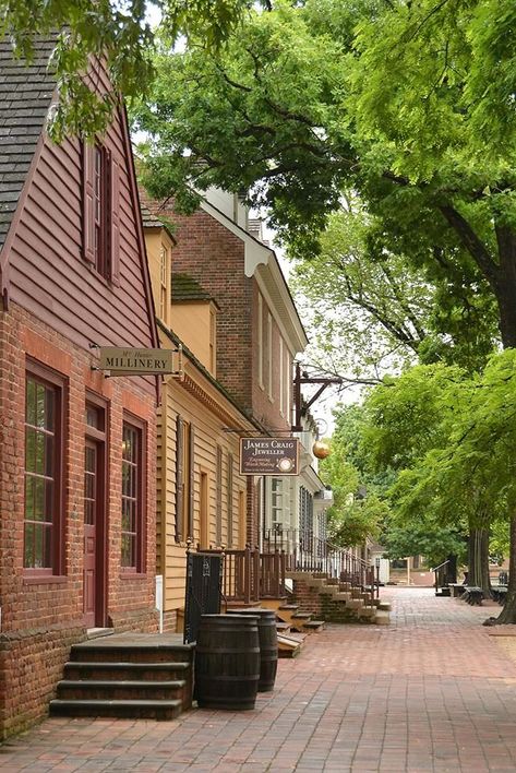 Duke of Gloucester Street, Colonial Williamsburg Colonial Aesthetic, Neighborhood Design, Colonial Williamsburg Va, Southern Aesthetic, Colonial Williamsburg Virginia, Fall Scenes, Williamsburg Virginia, Colonial History, Colonial Christmas