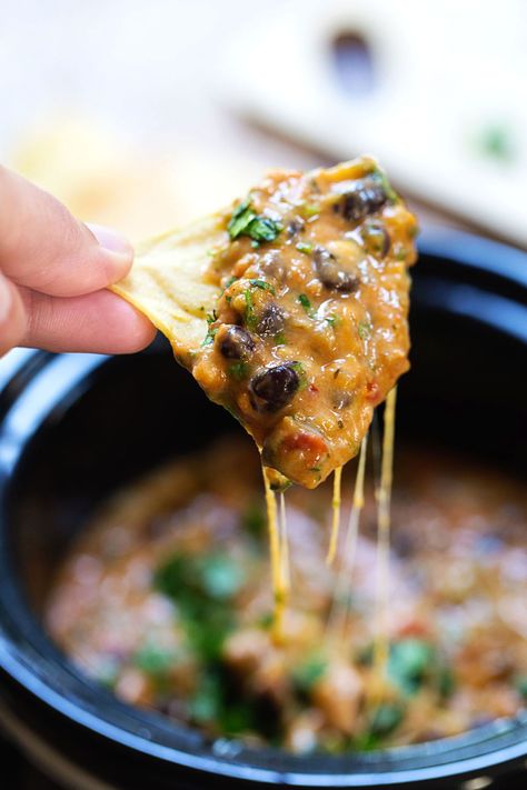 Homemade Cheesy Chili Dip Nachos Dip, Cheesy Chili, Super Bowl Dips, Savory Dips, Dips Recipes, Hot Head, Pinch Of Yum, Weekend Food, Chili Dip