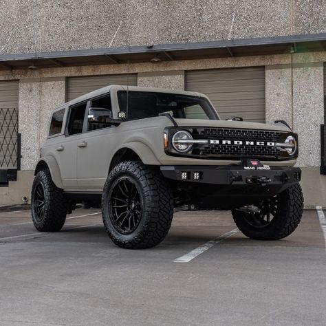 2021 Ford Bronco featuring our Gobi Tan Signature Finish. RPG 3.5" Lift, 37" Nitto tires, Road Armor front and rear bumpers, Warn Winch, Amp Research power side steps, Fuel Wheels, Rigid Industries lighting. Ford Bronco Wheels, Ford Bronco New, Bronco Ford 2023, Lifted Ford Bronco, Ford Bronco 2023, Ford Bronco Aesthetic, Bronco Lifted, Bronco 2023, Lifted Bronco