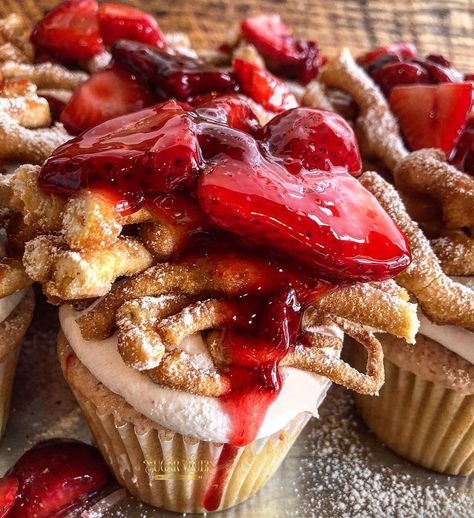 Strawberry Funnel Cake Cupcakes, Funnel Cake Cupcakes, Strawberry Funnel Cake, Desserts Bakery, Carnival Cupcakes, Carnival Cakes, Pretty Desserts, Carnival Food, Dessert Gifts