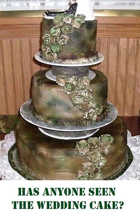 Wedding Cake Fails, Gold Crown Cake Topper, Cake Disasters, Ugly Cake, Ugly Cakes, Funny Cakes, Cake Fails, Funny Wedding Cakes, Wedding Fail