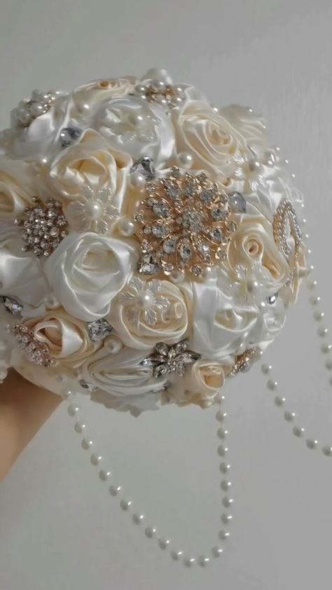 Watch Pearl String Wedding Bridal Brooch Bouquet on Amazon Live Gold Ramo Quince, Quinceanera Ramo, Wedding Bouquets Gold, Quinceanera Bouquet, Bridal Brooch, Bridal Brooch Bouquet, Brooch Bouquet, Bouquet Wedding, Quince