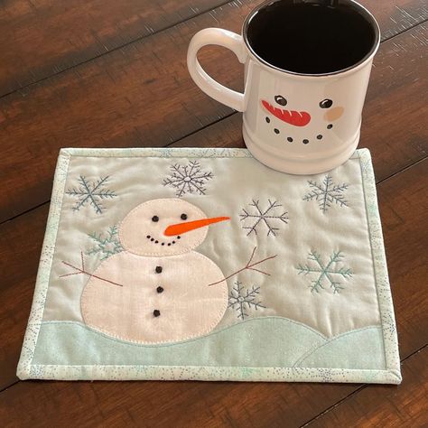 Snowman Mug Rug, Winter Mug Rugs Free Pattern, Christmas Mug Rugs Quilted, Winter Mug Rugs, Quilt Postcards, Quilted Crafts, Christmas Mug Rugs, Diy Sewing Gifts, Christmas Sewing Projects