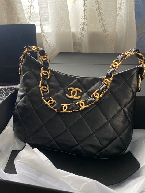 Chanel bag Chanel Hobo Bag, Outfits Cold, Aadi Shakti, Winter Outfits Cold, Fashion Baby, Boho Bag, Hobo Bag, Fashion Inspo Outfits, Outfit Of The Day