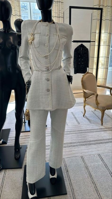 Chanel Suit, Runway Outfits, Look Formal, Twin Outfits, White Clothing, Royal Outfits, Classy Work Outfits, Fashion Inspiration Design, Dolce E Gabbana