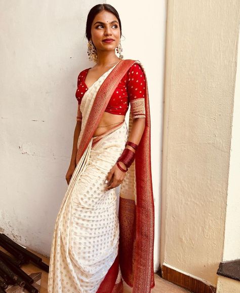 White And Red Saree, Onam Outfits, Onam Saree, Grad Outfits, Saree Wearing Styles, Sarees For Girls, Simple Saree Designs, Anarkali Dress Pattern, Fashionable Saree Blouse Designs