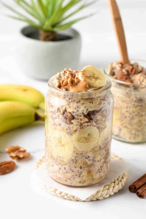 An easy, healthy Banana Bread Overnight oats recipe with delicious banana flavor and crunchy nuts. Bonus, this is a vegan, dairy-free overnight oats recipe too! Easy Healthy Banana Bread, Oat Carrot Cake, Banana Bread Overnight Oats, Dairy Free Overnight Oats, Conscious Plant Kitchen, Overnight Oats Recipe Easy, Vegan Breakfast Easy, Banana Overnight Oats, Plant Kitchen