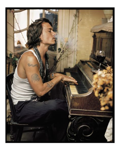 Johnny Depp, Madame Simon Residence, France, 2003. | 14 Jaw-Droppingly Gorgeous Celebrity Portraits Johnny Depp Chocolat, John Depp, Mark Seliger, جوني ديب, Kaptan Jack Sparrow, Don Pedro, Yul Brynner, Andy Garcia, Clive Owen