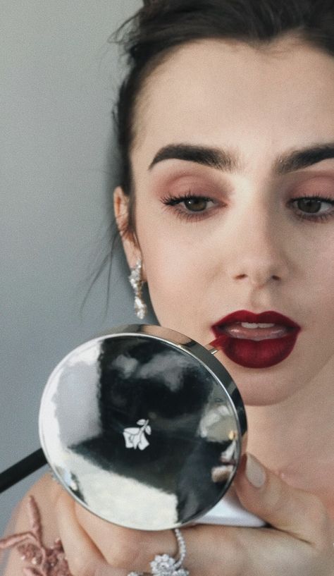 Lily Collins Lipstick, Lily Collins Outfit, Lily Collins Makeup, Lily Collins Style, Hazel Eye Makeup, Italian Chic, Smink Inspiration, Makeup Mistakes, Winter Makeup