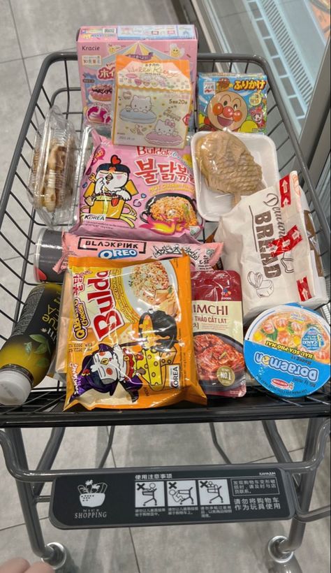 Korea Snack, Cute Snacks, Japanese Snacks, Food Drinks Dessert, Food Obsession, Korean Food, Pretty Food, Food Cravings, Cute Food