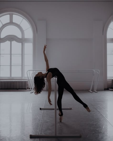 Dancer Lifestyle, Dancer Photography, Ballet Pictures, Dance Photography Poses, Ballet Poses, Ballet Inspiration, Ballet Photos, Dancing Aesthetic, Ballet Photography