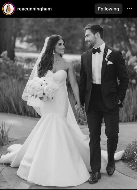 Groom Pics, Bride Groom Poses, Winter Wedding Photos, Fall Wedding Photos, Wedding Portrait Poses, Bride Pictures, Marriage Photos, Bride Groom Photos, Bridal Photographs