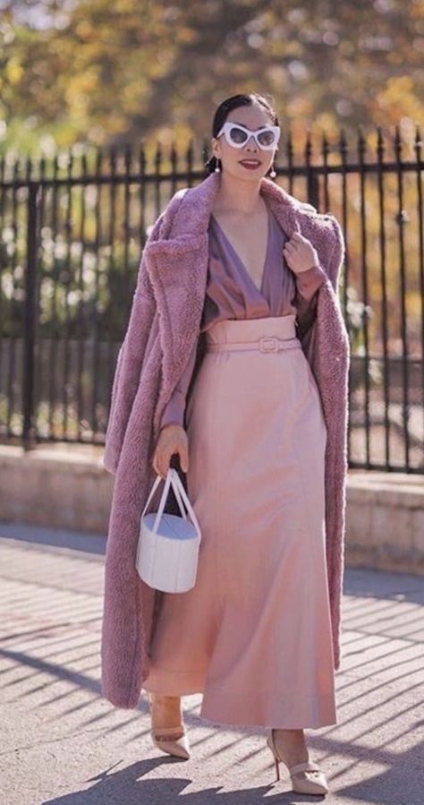 Monochromatic Fashion, Moda Chic, Pink Coat, Looks Street Style, Trendy Fall Outfits, Spring Fashion Trends, Inspired Outfits, Style Mistakes, Fashion Aesthetic