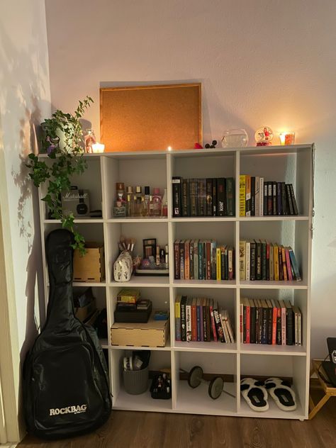 Room Shelfs Aesthetic, Sala Aesthetic, Muebles Aesthetic, Bookshelf For Bedroom, Fall Room Ideas, Books Room, Aesthetic Bookshelves, Bookshelf Bedroom, Aesthetic Bookshelf