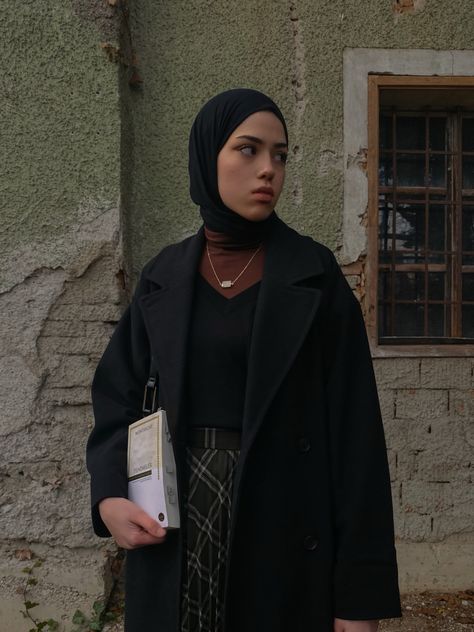 Dark Academia Hijab, Dark Academia Aesthetic Outfit, Academia Aesthetic Outfit, Outfit Dark, Outfit Modest, Dark Academia Outfits, Dark Academia Outfit, Academia Outfits, Academia Style