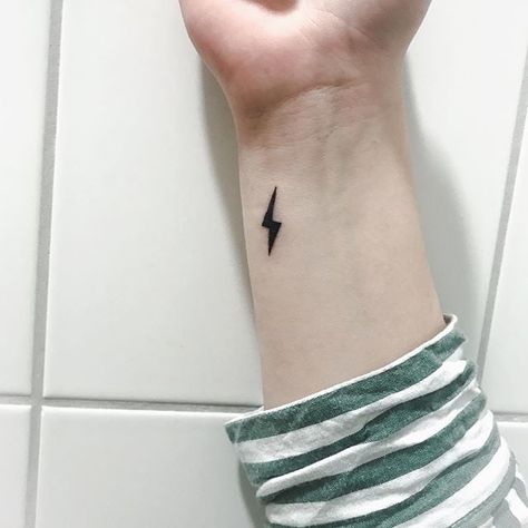 Bold Little Lightning Bolt Thunderbolt Tattoo, Tiny Harry Potter Tattoos, Harry Potter Tattoo Ideas, Harry Potter Tattoo Sleeve, Blitz Tattoo, Lightning Bolt Tattoo, Lightning Tattoo, Bolt Tattoo, Tiny Tats