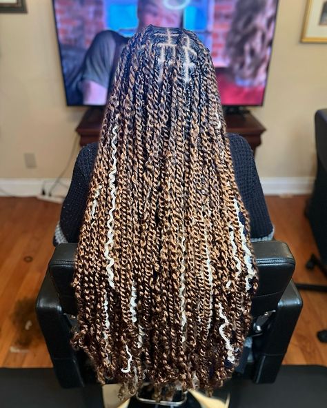 #passiontwists #twists #peekaboo #peekabootwists #peekaboohair #montrealhair #mtlhairstylist #montrealbraider #honeybrownhair #blondehair Peekaboo Passion Twists, Blonde Peekaboo, Passion Twists, Peekaboo Hair, Honey Brown Hair, Brown Blonde, Honey Brown, Brown To Blonde, Blonde Hair