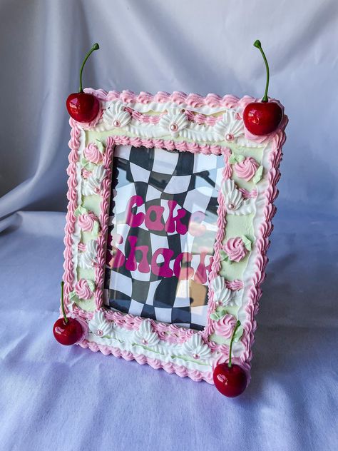 Picture Frame Decorating Ideas Diy, Decorated Frames Diy, Craft Frame Ideas, How To Make Frames Diy, Decorated Picture Frames Diy, Cake Picture Frame, Cute Diy Picture Frames, Funky Picture Frames, Picture Frame Decorating Ideas