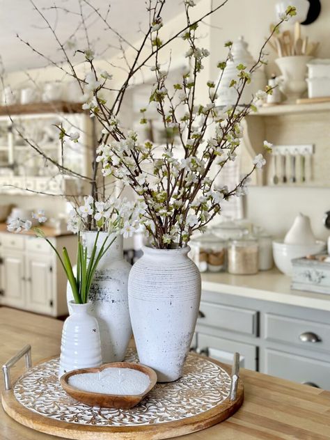 Kitchen Counter Flower Decor, Kitchen Cloche Ideas, Kitchen Island Arrangements, Kitchen Floral Arrangements, Kitchen Island Centerpiece Ideas, Kitchen Island Decor Centerpieces, Island Centerpiece Ideas, Island Decor Ideas, Centerpiece Dining Table