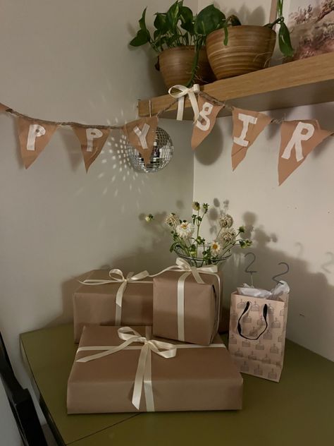 Boyfriend Birthday Ideas Aesthetic, Bf Birthday Gifts Aesthetic, Birthday Gift Inspo Boyfriend, Gift Wrapping Boyfriend, Aesthetic Birthday Gift Wrapping, Birthday Present Wrapping Ideas For Men, Boyfriend Birthday Gift Wrapping Ideas, Boyfriend Gift Wrapping Ideas, Gift Wrapping Aesthetic Birthday