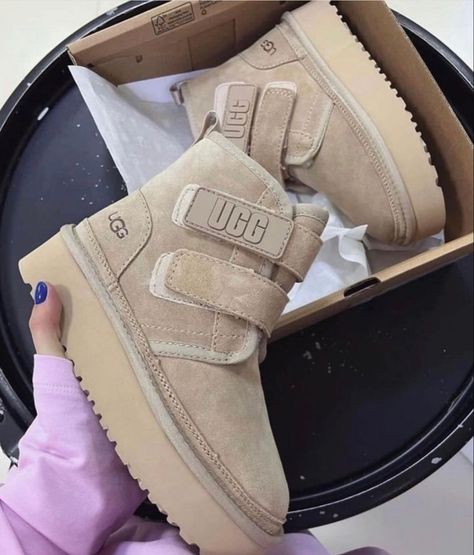 Gucci Men Shoes Sneakers, Cute Uggs, Hype Shoes, Girly Shoes, Gucci Men Shoes, Aesthetic Shoes, Swag Shoes, Leather Shoes Men, Crazy Shoes