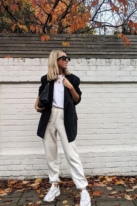 5 Cosy Yet Stylish Outfit Ideas for Post-Christmas Malaise Joggers Outfit, Shooting Photo, Leather Shirt, Weekend Outfit, Blazer Outfits, 가을 패션, Clothing Hacks, Black Blazer, Outfits Casuales