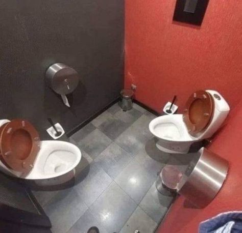 Cursed Bathroom, Cursed Toilet, Weird Toilets, Gamer House, Toilet Renovation, Architecture Fails, Strange Food, Need To Pee, Construction Fails