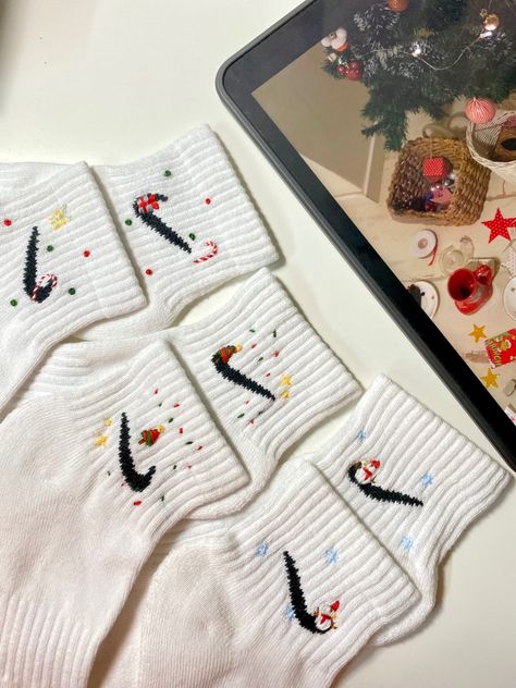 Nike Socks Embroidery Christmas, Nike Christmas Socks, Christmas Socks Embroidery, Nike Sock Embroidery, Embroidered Nike Socks, Embroidered Socks Diy, Nike Socks Embroidery, Sock Embroidery, Christmas Nike