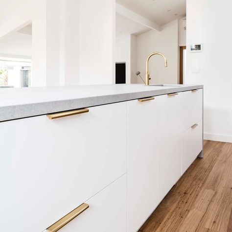 Airy Concrete Caesarstone, High Gloss Kitchen Cabinets, Gold Kitchen Hardware, Gloss Kitchen Cabinets, White Kitchen Inspiration, Glossy Kitchen, Small White Kitchens, White Gloss Kitchen, Classic White Kitchen